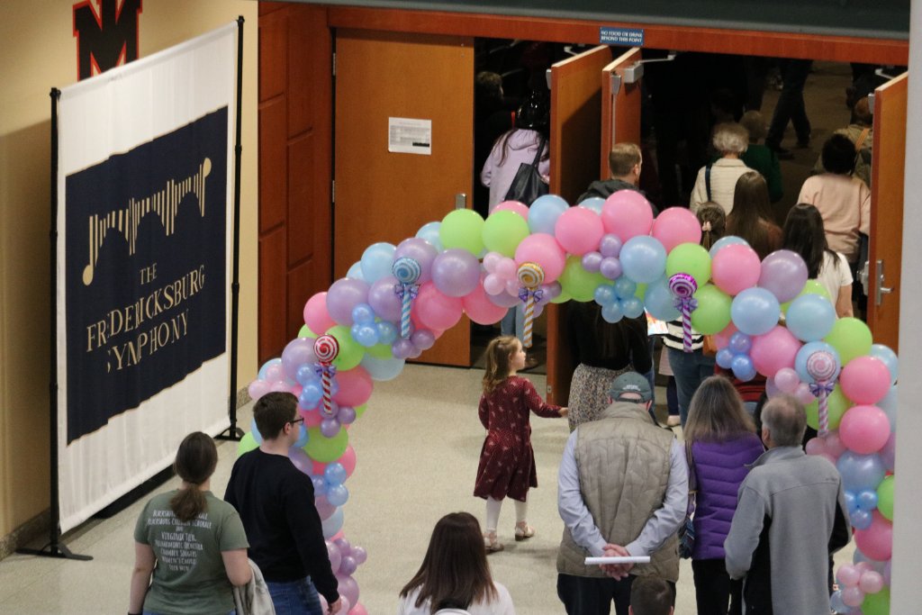 Families arriving at an FSO Lollipops community concert