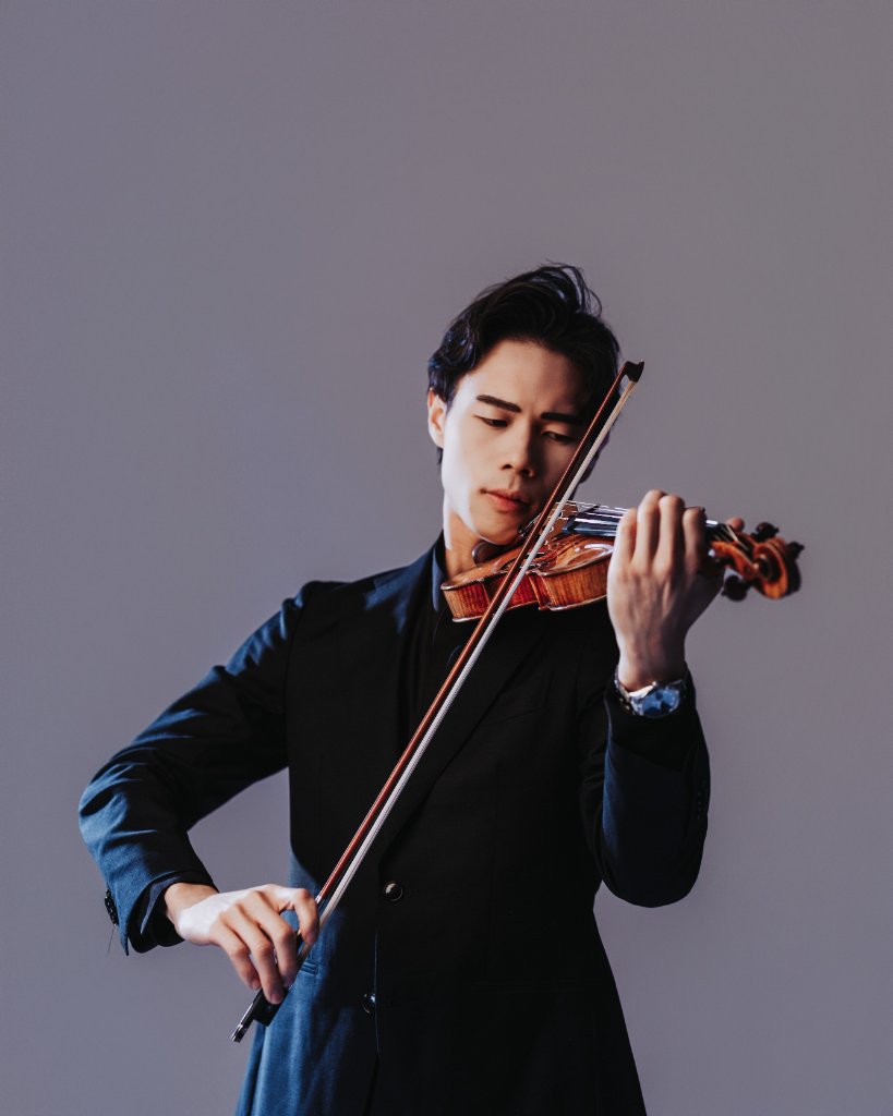 Soloist Timothy Chooi warms up before taking the stage