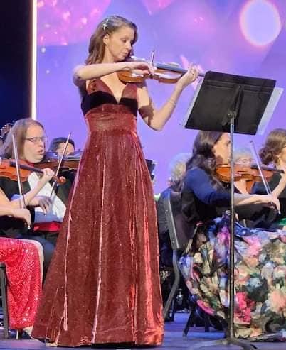 Concertmaster Robyn Bauer performs at Holiday Pops 2022